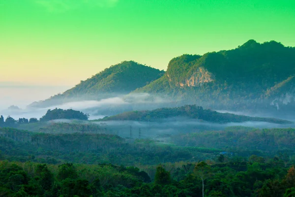 Névoa Montanha Manhã Belas Sombras Cheow Lan Dam Khao Sok — Fotografia de Stock