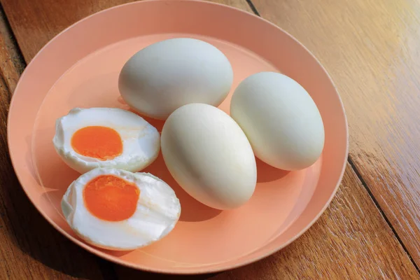 テーブルの上の鴨の卵の塩辛 — ストック写真