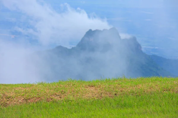 Grama Verde Nuvens Cobrem Topos Montanha Dia Outono Tailândia — Fotografia de Stock