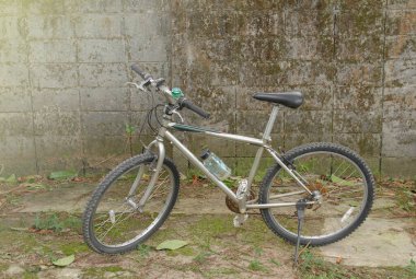 Bisiklet gidonuna bağlı bisiklet zilinin ayrıntıları