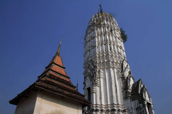Stupa Poledne Pod Modrým Nebem Pozadí — Stock fotografie