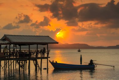 Deniz kenarındaki pavyonda güneşin doğuşunun güzelliği, Tayland