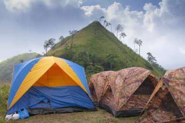 Dağlarda kamp yapan turist çadırı manzarası güzel