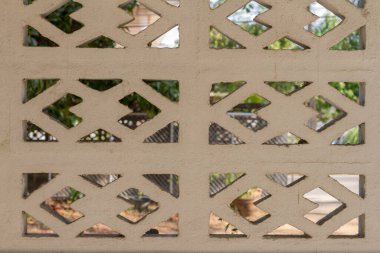 Havalandırma bloğu olan beton blok duvar