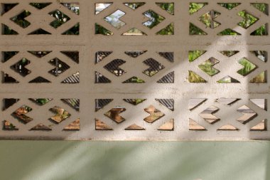 Havalandırma bloğu olan beton blok duvar