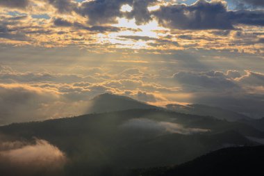 Manzara bulutları ve sis Güzel bir bakış açısıyla sabah