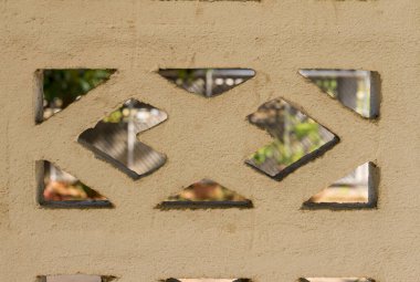 Havalandırma bloğu olan beton blok duvar