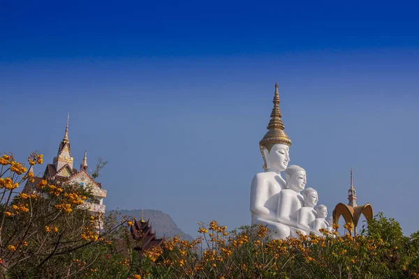 Gran Estatua Buda Blanca Medio Las Montañas Phetchabun Tailandia — Foto de Stock