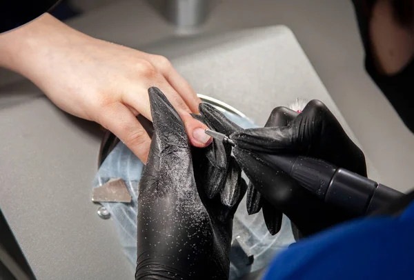 Maestro Hace Una Manicura Para Una Joven Manicura Paso Paso —  Fotos de Stock