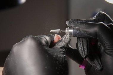 Efendi genç bir kız için manikür yapıyor. Adım adım manikür.