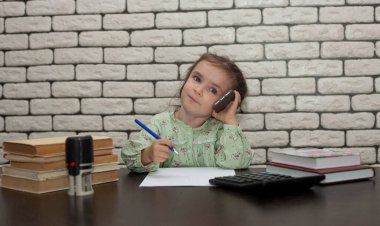 Küçük kız çalışıyor. Çalışma süreci. İş konsepti