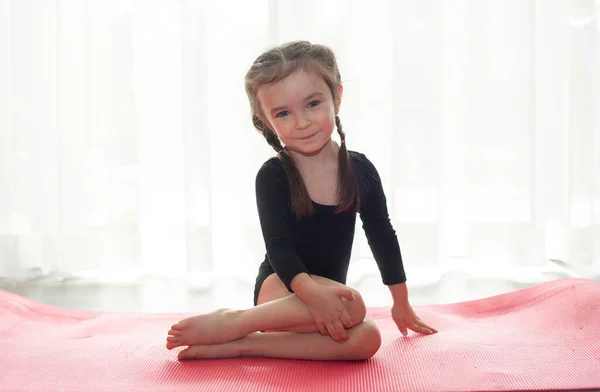 Little Girl Doing Gymnastic Exercise Girl Doing Yoga Home — Stock Photo, Image