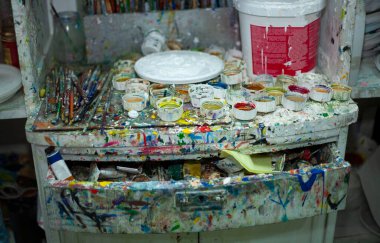 Dolap boyayla kaplı. Sanatçının işyeri. Çok renkli dolap.