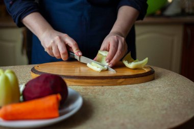 Genç bir kadın dolmalık biber keser. Ukrayna çorbası pişirme Adım adım