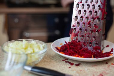 Genç kadın pancar ovar. Ukrayna çorbası pişirme Adım adım