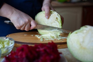 Genç kadın lahana kesiyor. Ukrayna çorbası pişirme Adım adım