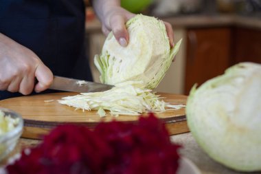 Genç kadın lahana kesiyor. Ukrayna çorbası pişirme Adım adım