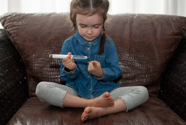 Дівчинка Вводить Собі Інсулін Дівчинка Робить Єкцію Всесвітній День Діабету — стокове фото