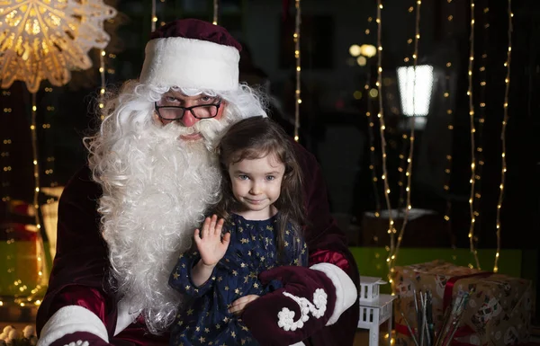 Babbo Natale Tiene Una Bambina Tra Braccia — Foto Stock