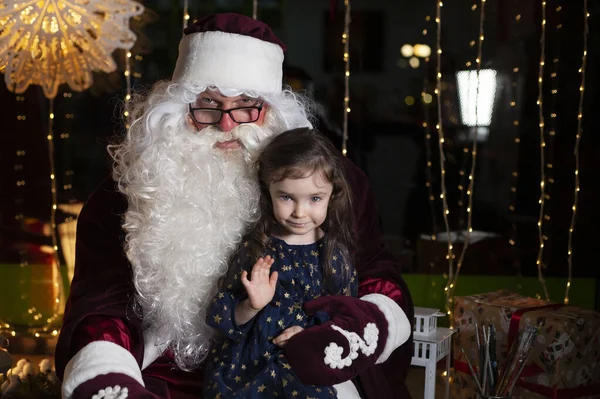 Babbo Natale Tiene Una Bambina Tra Braccia — Foto Stock