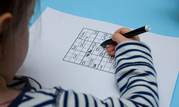 Lapsi Ratkaisee Japanilainen Ristisanatehtävä Sudoku — kuvapankkivalokuva
