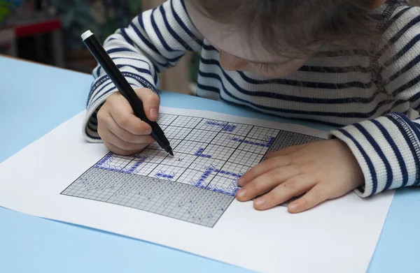 Bambino Risolve Cruciverba Giapponese Sudoku — Foto Stock