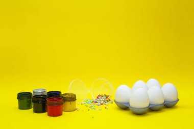 Sarı arka planda Paskalya yumurtaları. Paskalya yumurtalarını boyuyorum.