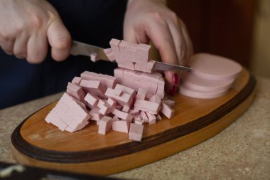 Genç bir kız pizza malzemelerini keser. Adım adım pizza pişiriyorum.