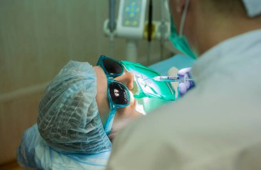 Dişçi randevusundaki genç kadın. Doktor randevusu. Diş tedavisi.
