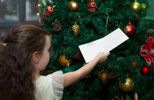 Una Bambina Mette Una Lettera Babbo Natale Sotto Albero Buon — Foto Stock