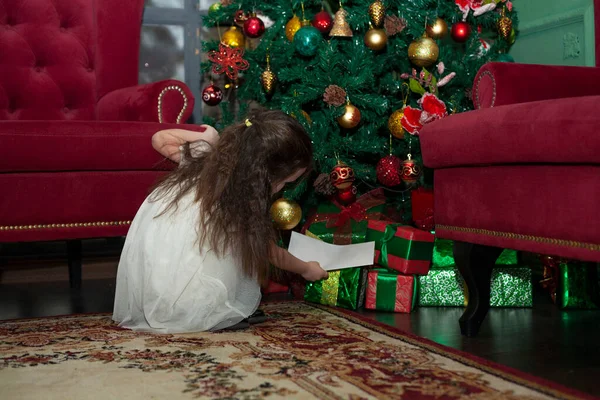 Una Bambina Mette Una Lettera Babbo Natale Sotto Albero Buon — Foto Stock