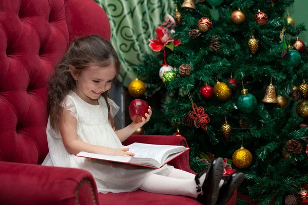 Bambina Legge Libro Una Sedia Vicino All Albero Natale Bambino — Foto Stock