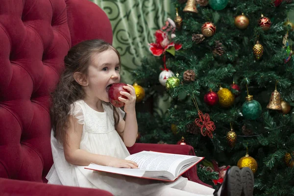 Bambina Legge Libro Una Sedia Vicino All Albero Natale Bambino — Foto Stock