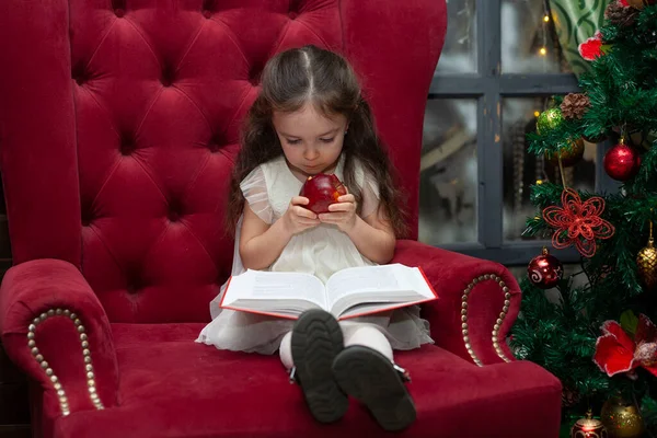 Bambina Legge Libro Una Sedia Vicino All Albero Natale Bambino — Foto Stock