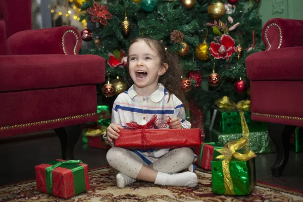 Una Bambina Apre Regali Vicino All Albero Natale Mattina Capodanno — Foto Stock