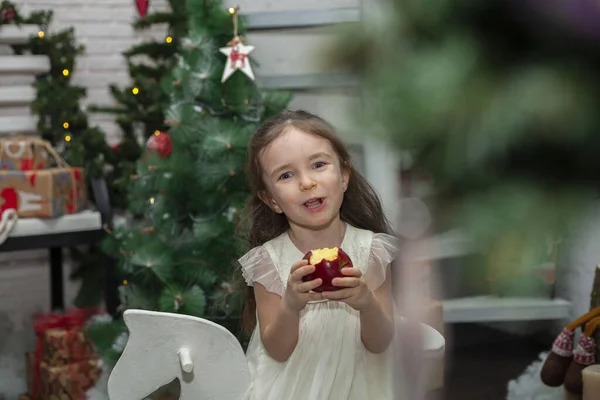 Bambina Mangiando Mela Rossa — Foto Stock