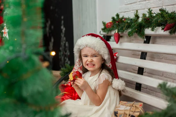 Bambina Mangiando Mela Rossa — Foto Stock