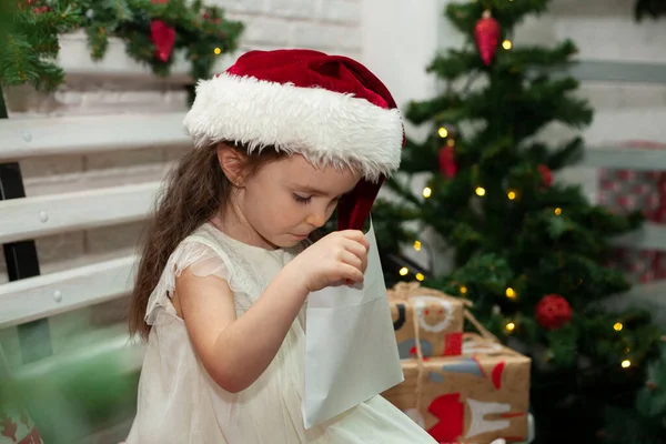 Маленька Дівчинка Капелюсі Санта Клауса Дивиться Конверт Лист Миколая — стокове фото