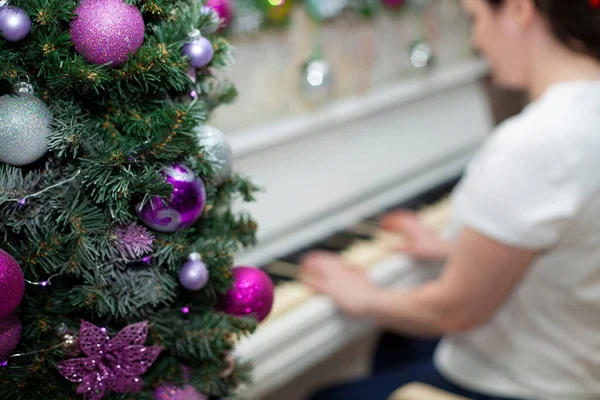 Giovane Donna Fuori Fuoco Gioca Pianoforte Bianco — Foto Stock