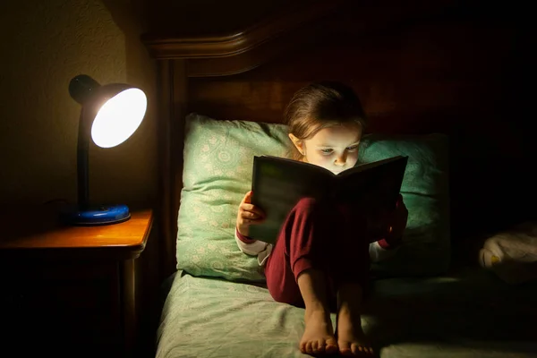 Kleines Mädchen Liest Bett Ein Buch Kind Liest Dunkeln — Stockfoto