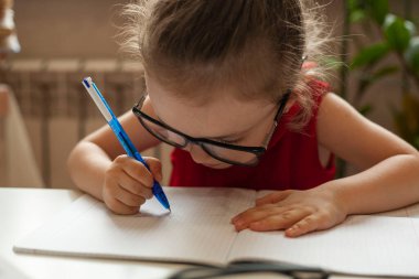 Küçük kız dersini alır. Bilgi toplama günü. Ofisteki çocuk.