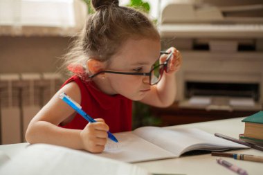 Küçük kız dersini alır. Bilgi toplama günü. Ofisteki çocuk.