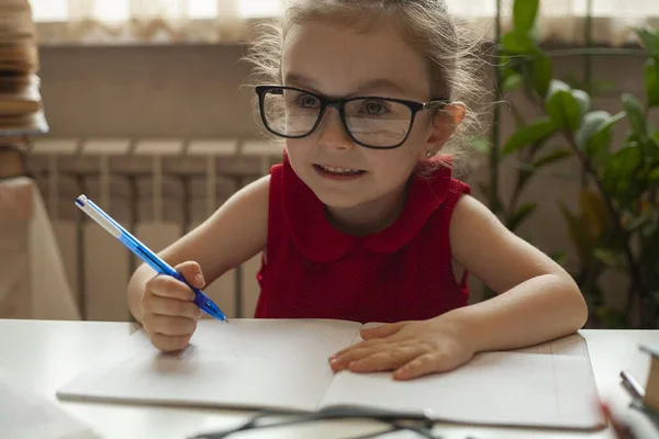 Lilla Flickan Lär Sig Läxor Kunskapsdagen Barn Kontoret — Stockfoto