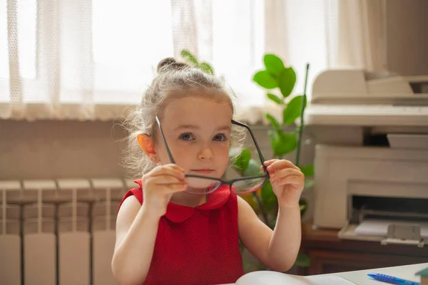 Pikkutyttö Ottaa Opikseen Tiedon Päivä Lapsi Toimistossa — kuvapankkivalokuva