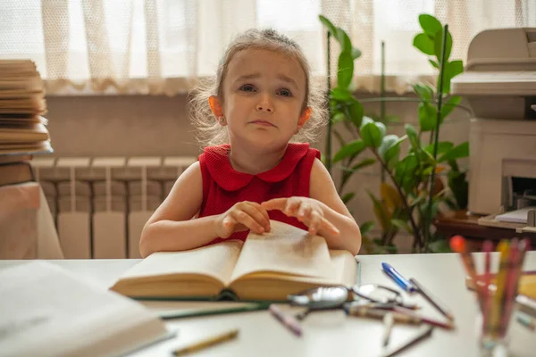 Маленька Дівчинка Вчить Уроки День Знань Дитина Офісі — стокове фото