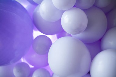 İlk doğum günüm. Taşaklı dekorasyon. Düğün dekorasyonu. Çocuk partisi. Doğum günü partisi. Genç bir kadın akşam partisini süslüyor. Çocuk partisi için dekorasyon. Doğum günü dekorasyonu. 