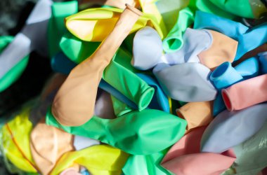 İlk doğum günüm. Taşaklı dekorasyon. Düğün dekorasyonu. Çocuk partisi. Doğum günü partisi. Genç bir kadın akşam partisini süslüyor. Çocuk partisi için dekorasyon. Doğum günü dekorasyonu. 