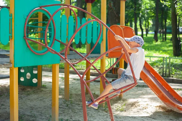 Rapazinho Está Brincar Parque Criança Vai Subir Corrediça Das Crianças — Fotografia de Stock