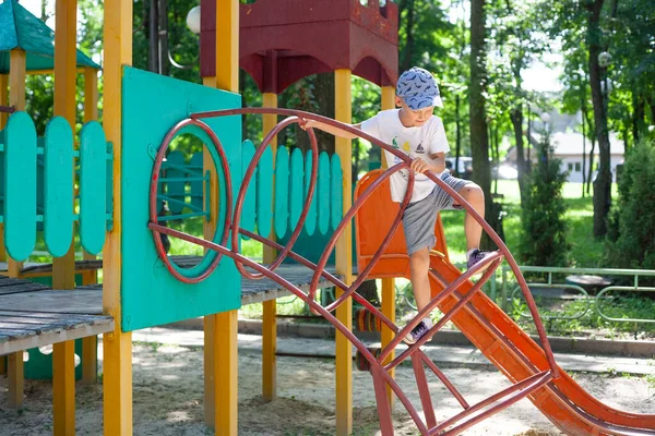Mały Chłopiec Bawi Się Parku Dziecko Wdrapie Się Dziecięcą Zjeżdżalnię — Zdjęcie stockowe
