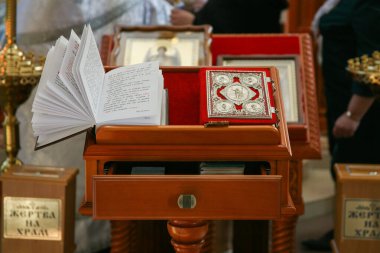 Hristiyan kilisesinde bir düğün. Rus gelenekleri. Ortodoks gelenekleri